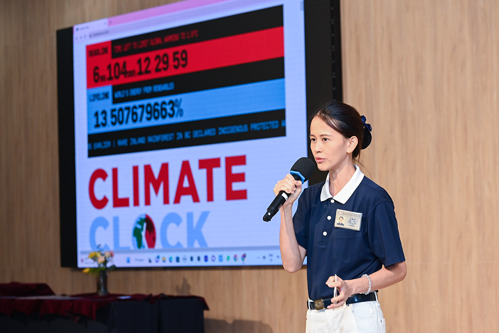 台上活动司仪方毓婷提醒参赛者与老师们，联合国“气候时钟”已经跳过警示线，地球正迅速升温。她呼吁每个人都应该为地球尽一份力，共同应对气候变化。（摄/潘宝通）