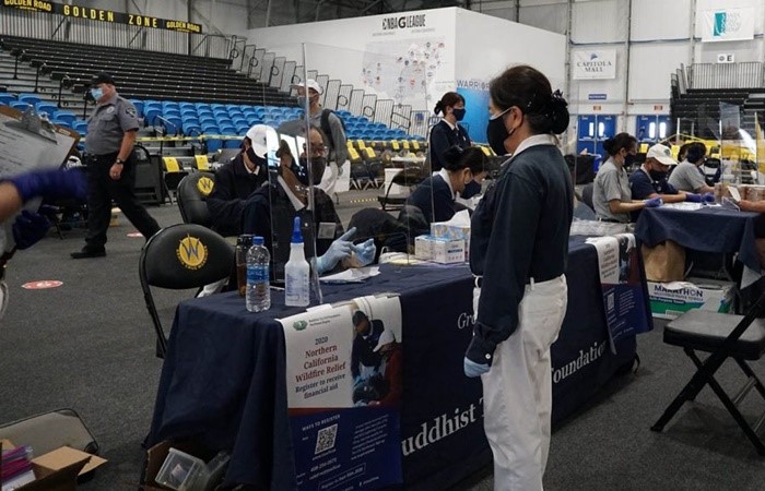 Tzu Chi hands out cash cards to the victims of wildfire