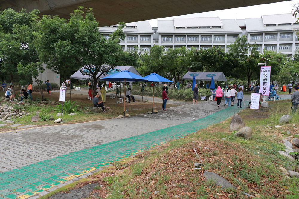 台中慈院加开周日快筛阵雨中守护230余市民 新加坡慈济