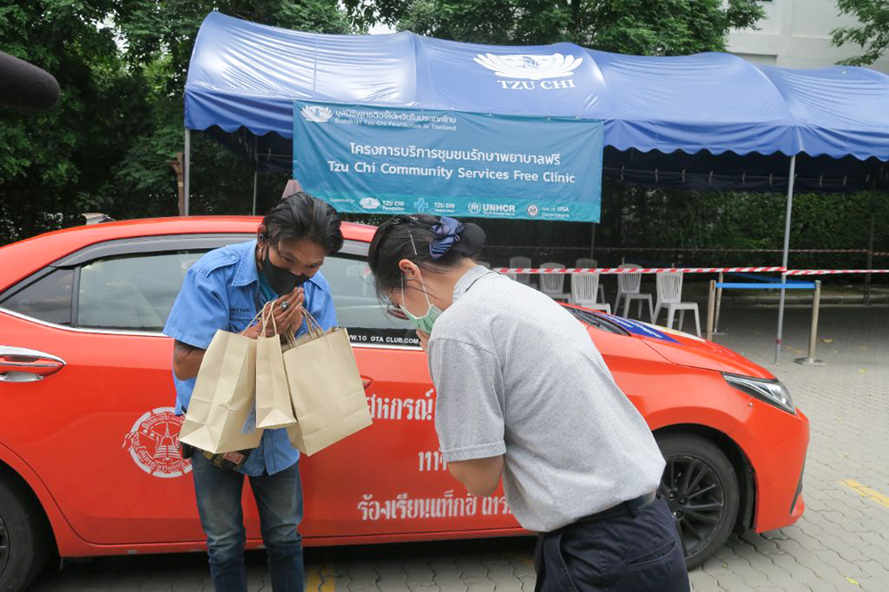 与泰国出租车司机合作 疫情下送药到府