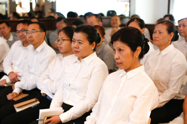 Her compassionate love awakened by a book of the Jing Si Aphorisms many years ago, volunteer Ji Cui Yun (second from right) is a Tzu Chi volunteer today because of the Jing Si book café. Photo by Huang Da Lun