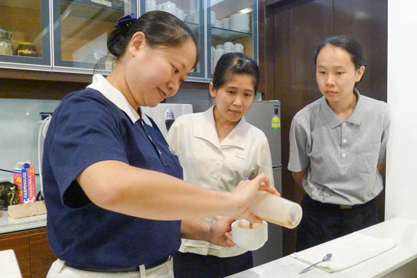 On 28 and 29 March 2016, the Jing Si book café team members from Selangor and Kuala Lumpur shared their experience with the Singapore team. In the picture, Ye Hui Zhen (left) demonstrates the art of making different beverages. Photo by Li Jia Yi