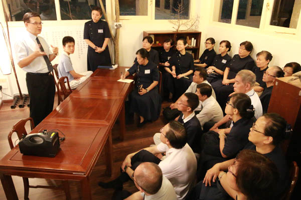 CEO of Tzu Chi Singapore Low Swee She (standing) exhorts volunteers to correctly spread the teachings of Master Cheng Yen far and wide. (Photo by Chua Teong Seng)