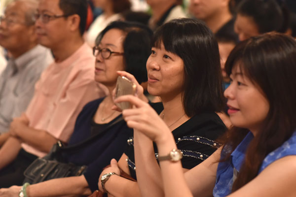 Boo Ray Sheng’s mother (second from right) commented that a musical with a green theme would help to raise awareness of the environment and make a lasting impression in the children. (Photo by Lin Meng Cai)