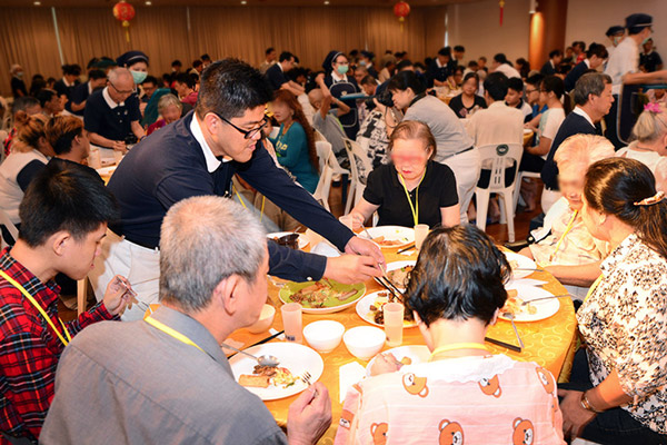 静思堂的团圆饭  饭香人情浓 