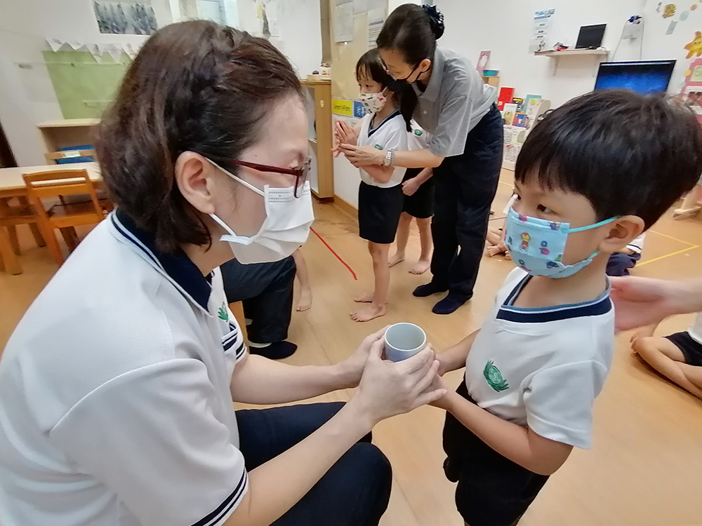 独特谢师礼 奉茶道感恩