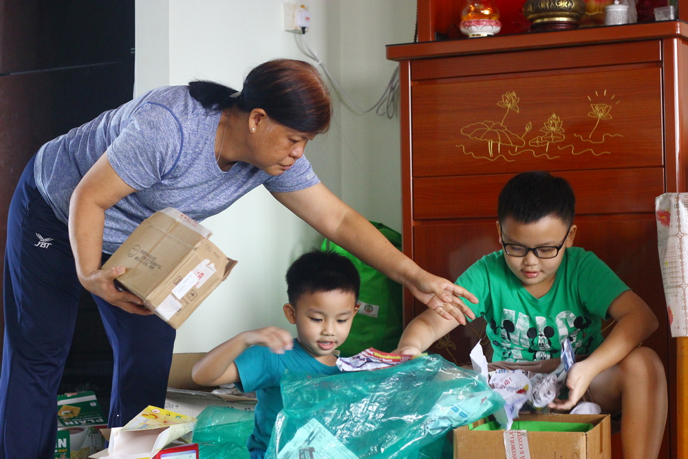 Ms Ng doing the sorting of recyclables at home together with the two children that she babysits. (Photo by Pan Hui Wen)